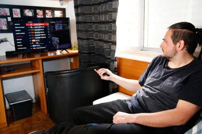 22/09/2022 - PORTO ALEGRE, RS -  Como o gaúcho consome internet hoje, a partir de dados do Pnad Contínua. O destaque é para o crescimento do uso de TVs como dispositivo de acesso à internet. Na foto: Leonardo Correa Fabrício. FOTO: Jonathan Heckler / Agência RBS<!-- NICAID(15214029) -->