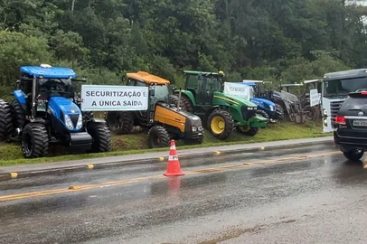 Protestos de agricultores completam uma semana com mobilização nas rodovias da metade norte<!-- NICAID(16041364) -->