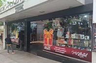 Estabelecimento para vendedores ambulantes em Caxias muda de nome e irá receber iniciativa de divulgação. Nova marca se chama Centro de Compras da Rua. Estão previstas a adesivagem de vitrines, elaboração de wind banners, faixas em sinaleiras e a entrega de panfletos nas ruas centrais pelos próprios comerciantes.<!-- NICAID(16166566) -->