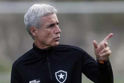 Luis Castro. Treino do Botafogo no Espaco Lonier 23 de Junho de 2023, Rio de Janeiro, RJ, Brasil. Foto: Vitor Silva/Botafogo. Imagem protegida pela Lei do Direito Autoral Nº 9.610, DE 19 DE FEVEREIRO DE 1998. Sendo proibido qualquer uso comercial, remunerado e manipulacao/alteracao da obra.<!-- NICAID(15470013) -->