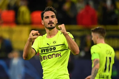 Dortmund's German defender Mats Hummels celebrates after the UEFA Champions League Group C football match between BVB Borussia Dortmund and Sporting CP in Dortmund, western Germany, on September 28, 2021. (Photo by Ina Fassbender / AFP)Editoria: SPOLocal: DortmundIndexador: INA FASSBENDERSecao: soccerFonte: AFPFotógrafo: STR<!-- NICAID(14901492) -->