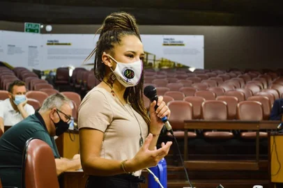 A vereadora de Caxias do Sul, Estela Balardin (PT), está afastada do seu cargo na Câmara de Vereadores por motivo de saúde. A parlamentar foi internada na manhã dessa quarta-feira (30)  na Unidade de Terapia Intensiva (UTI) do Hospital Geral. <!-- NICAID(15055310) -->