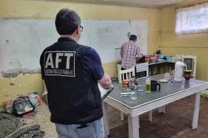 Trabalhadores argentinos mantidos em condições semelhantes à escravidão são resgatados durante operação em Arvorezinha - Foto: Superintendência Regional do Trabalho e Emprego do RS/Reprodução<!-- NICAID(15928735) -->