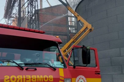 Corpo de Bombeiros / Divulgação Incêndio atinge esteira de grãos em empresa de arroz e soja em Pelotas<!-- NICAID(16289587) -->