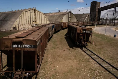 RIO GRANDE, RS, BRASIL, 26-02-2026: Governos e empresas buscam alternativas para conter a precarização da malha ferroviária gaúcha, que perdeu 75% do tamanho em três décadas e foi dilacerada pelas enchentes de 2024. Rastro de destruição é desafio à reconstrução. Sem conexão por ferrovia com o resto do brasil e com países limítrofes, o estado se encontra ilhado fora dos trilhos. Na foto: Trem com grãos manobra perto do porto de Rio Grande para descarregar mercadoria (Foto: André Ávila/Agência RBS)Local: Rio Grande<!-- NICAID(16248519) -->