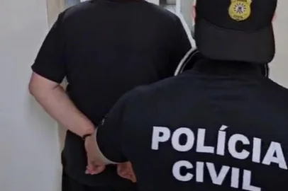 A 6ª Delegacia de Polícia de Porto Alegre prendeu cinco pessoas por estelionato nesta quarta-feira (20), na segunda fase da Operação Seguro Divino, que teve apoio da Polícia Civil de Santa Catarina. As investigações apontam que o grupo aplicava o golpe do bilhete premiado, também chamado de golpe do seguro — que dá nome a operação. As fraudes envolvem falsas promessas de recebimento de seguros ou prêmios de alto valor, levando as vítimas a entregarem grandes quantias de dinheiro aos criminosos.<!-- NICAID(15999907) -->