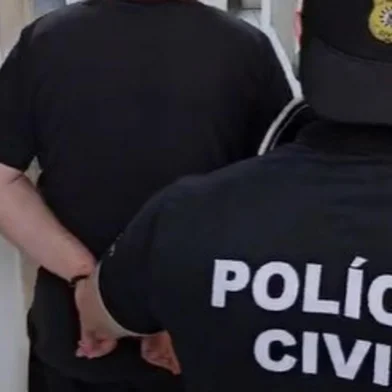 A 6ª Delegacia de Polícia de Porto Alegre prendeu cinco pessoas por estelionato nesta quarta-feira (20), na segunda fase da Operação Seguro Divino, que teve apoio da Polícia Civil de Santa Catarina. As investigações apontam que o grupo aplicava o golpe do bilhete premiado, também chamado de golpe do seguro — que dá nome a operação. As fraudes envolvem falsas promessas de recebimento de seguros ou prêmios de alto valor, levando as vítimas a entregarem grandes quantias de dinheiro aos criminosos.<!-- NICAID(15999907) -->