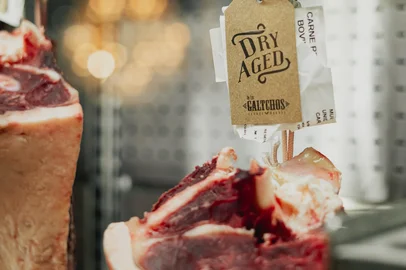 A câmara de dry aged do Capullo voltou a ser usada pelo restaurante de Canela. Trata-se de uma estrutura de maturação a seco em parceria com a De Los Galtchos, empresa reconhecida pelo comércio e seleção de carnes premium. <!-- NICAID(16153902) -->