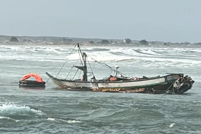 Barco vira no Rio Mampituba, entre Torres e Passo de Torres.<!-- NICAID(15858119) -->