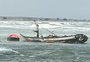 Bombeiros procuram homem que desapareceu após naufrágio de barco no Rio Mampituba