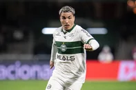 O meia Josué, do Coritiba, em lance de jogo contra o Atlético-GO no Estádio Couto Pereira, válido pela Série B.<!-- NICAID(16152628) -->