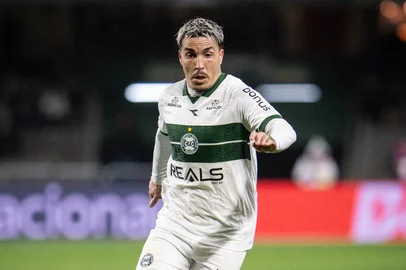 O meia Josué, do Coritiba, em lance de jogo contra o Atlético-GO no Estádio Couto Pereira, válido pela Série B.<!-- NICAID(16152628) -->