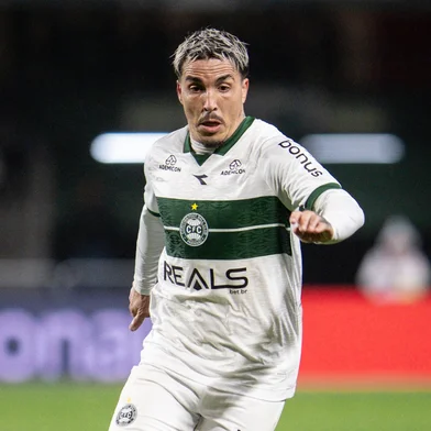 O meia Josué, do Coritiba, em lance de jogo contra o Atlético-GO no Estádio Couto Pereira, válido pela Série B.<!-- NICAID(16152628) -->