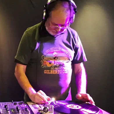 Na pista do Balen Bistrô, que fica bem no centro de Caxias do Sul, vai ter discotecagem com o lendário Rocha Netti. A festa Save the Vinil é neste sábado (6), a partir das 21h.<!-- NICAID(15420899) -->
