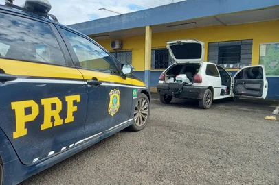 PRF prende contrabandista com 380 litros de agrotóxicos em Vacaria. Criminoso tentou fugir da abordagem acionando um dispositivo que criou uma cortina de fumaça.<!-- NICAID(16042654) -->