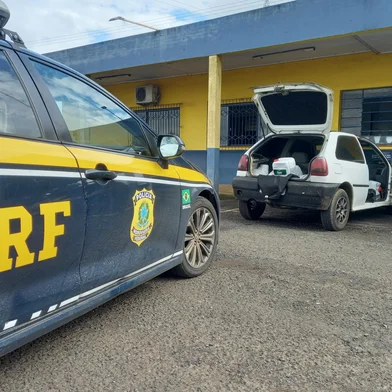 PRF prende contrabandista com 380 litros de agrotóxicos em Vacaria. Criminoso tentou fugir da abordagem acionando um dispositivo que criou uma cortina de fumaça.<!-- NICAID(16042654) -->