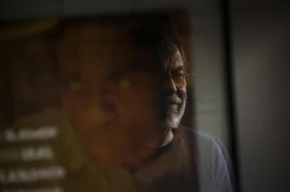 Porto Alegre, RS, Brasil, 22-05-2023: Reflexo do cineasta Jorge Furtado em um quadro com o cartaz do filme O Homem que Copiava, na Casa de Cinema. A producao dirigida por ele, com os atores Lazaro Ramos, Leandra Leal, Pedro Cardoso e Luana Piovani, completa 20 anos. Foto: Mateus Bruxel / Agencia RBSIndexador: Mateus Bruxel<!-- NICAID(15436124) -->