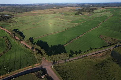 CAXIAS DO SUL, RS, BRASIL, 10/10/2023. Governo do Estado deve assumir rodovias que ligam ao Aeroporto de Vila Oliva. Prefeitura de Caxias do Sul realiza estudos e apresenta os acessos. Localidade conhecida como Tabela, local do futuro aeroporto: entroncamento da Estrada Municipal Lelio Luiz de Medeiros e Estrada Municipal Astrogildo A. Stumpf (que fazem a ligação entre Santa Lúcia do Piaí com Apanhador), com a Estrada Municipal Geraldo Dagstini (estrada Fazenda Souza), que Fazenda Souza com Vila Oliva (na foto a rodovia asfaltada). (Porthus Junior/Agência RBS)<!-- NICAID(15565782) -->