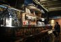 Duelo de pianos, espaço de audição e galeria de arte: bar "secreto" em Porto Alegre resgata elementos históricos e atrai públicos maduro e jovem