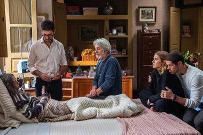 Dora (Claudia Ohana), médico (Gilberto Filho), Fabio (ZéCarlos Machado), Lumiar (Carolina Dieckmann) e Lui (José Loreto)  *** Local Caption *** Cap160 â Cena31-<!-- NICAID(15487518) -->