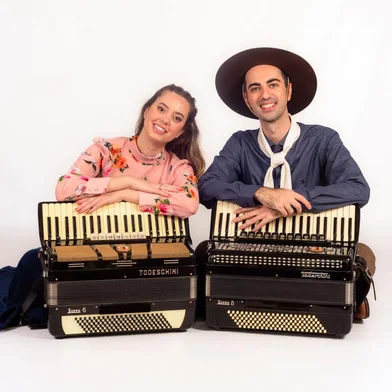 Depois de sete anos de parceria, a dupla de acordeonistas Karol Coelho e Rafael Siqueira lança neste fim de semana seu primeiro álbum de estúdio. "De Cima da Serra" será lançado no domingo (8), em show gratuito no palco da Feira do Livro de Caxias do Sul, na Praça Dante Alighieri. O trabalho traz 10 faixas compostas por Paulo Siqueira, músico que integrou o grupo Os Bertussi de 1967 a 1979, ao lado de Honeyde e Daltro Bertussi, e posteriormente fundou o conjunto Velha Porteira. As músicas ficarão disponíveis no Spotify e nas principais plataformas de streaming.<!-- NICAID(15557941) -->
