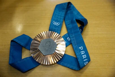 PORTO ALEGRE, RS, BRASIL, 08.08.2024: Judocas medalhistas olímpicos Leornado Goncalves, Ketleyn Quadros e Rafael Macedo da Sogipa visitam a Rádio Gaúcha. Foto: Camila Hermes/Agencia RBS<!-- NICAID(15836154) -->