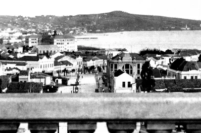 Vista a partir do Viaduto Otávio Rocha, mostrando o final da Av.Borges de Medeiros, o Cine Capitólio, o Guaíba e o Morro de Santa Teresa.<!-- NICAID(13005516) -->