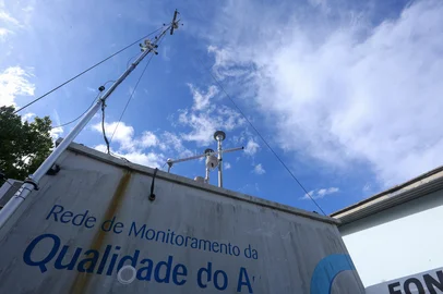 CAXIAS DO SUL, RS, BRASIL, 15/04/2026. Estação de monitoramento da qualidade do ar, da Fepam, começa a operar em Caxias do Sul na sede do 4ª Batalhão do Choque. (Ariéli Ziegler/Agência RBS)Indexador: Arieli Ziegler<!-- NICAID(16266680) -->
