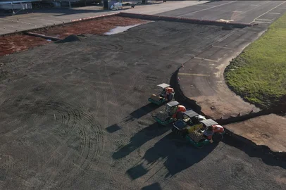 Pista do Aeroporto de Porto Alegre recebe última camada de asfalto