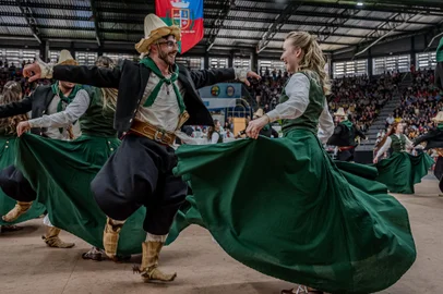 SANTA CRUZ DO SUL, 26 DE NOVEMBRO 2023: DTG Poncho Verde, de Panambi, vence a 36ª edição do Enart, em Santa Cruz do Sul. É a primeira vez que o grupo vence a disputa das Danças Tradicionais Força A. <!-- NICAID(15609898) -->