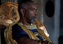 Ridley Scott nega corte de cena de Denzel Washington beijando outro homem em "Gladiador II"