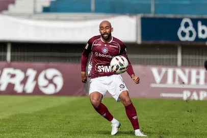 Luiz Erbes / S.E.R. Caxias / Divulgação Caxias x Maringá pela Série C 2026. Jogo no Estádio Centenário. Na foto, o zagueiro Maurício Ribeiro.<!-- NICAID(16311098) -->