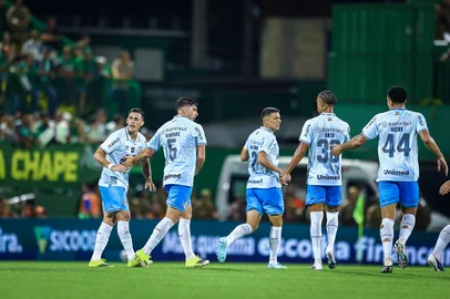 Gremio x ChapecoenseRS - FUTEBOL/CAMPEONATO BRASILEIRO 2025/GREMIO X CHAPECOENSE  - ESPORTES - Lance da partida entre Gremio e Chapecoense disputada na noite desta segunda-feira, na Arena Conda, em Chapeco partida valida pela Campeonato Brasileiro 2026. FOTO: LUCAS UEBEL/GREMIO FBPAEditoria: SPOLocal: ChapecoIndexador: Lucas UebelSecao: futebolFonte: Gremio.netFotógrafo: Gremio x Chapecoense<!-- NICAID(16246654) -->