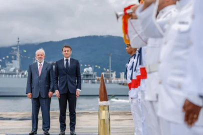 27.03.2024 - Presidente da RepÃºblica, Luiz InÃ¡cio Lula da Silva, durante a cerimÃ´nia de lanÃ§amento ao mar do submarino Tonelero, com a participaÃ§Ã£o do Presidente da RepÃºblica Francesa, Emmanuel Macron, na Base de Submarinos da Ilha da Madeira. ItaguaÃ­ - RJ.â¨â¨Foto: Ricardo Stuckert / PR<!-- NICAID(15718151) -->