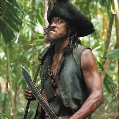 Ator e surfista que esteve em "Piratas do Caribe: Navegando em Águas Misteriosas" (2011) foi encontrado morto neste sábado (22).<!-- NICAID(15796275) -->
