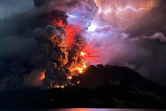 This handout photograph taken and released by the Center for Volcanology and Geological Hazard Mitigation on April 17, 2024 shows Mount Ruang spewing hot lava and smoke as seen from Sitaro, North Sulawesi. A volcano erupted several times in Indonesia's outermost region overnight on April 17, forcing hundreds of people to be evacuated after it spewed lava and a column of smoke more than a mile into the sky. (Photo by Center for Volcanology and Geological Hazard Mitigation / AFP) / RESTRICTED TO EDITORIAL USE - MANDATORY CREDIT AFP PHOTO / CENTER FOR VOLCANOLOGY AND GEOLOGICAL HAZARD MITIGATION/ PVMBK - NO MARKETING - NO ADVERTISING CAMPAIGNS- DISTRIBUTED AS A SERVICE TO CLIENTSEditoria: DISLocal: SitaroIndexador: -Secao: volcanic eruptionFonte: Center for Volcanology and GeoloFotógrafo: STR<!-- NICAID(15737257) -->