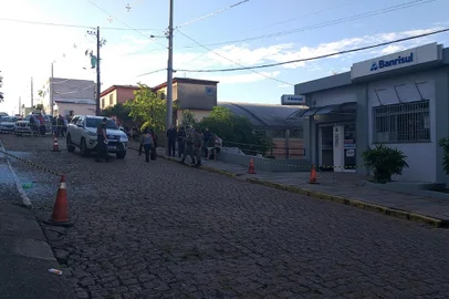 08/04/2022 - SANTANA DA BOA VISTA, RS - Banco Banrisul é assaltado na tarde desta sexta-feira (8), em Santana da Boa Vista, no Sul do Estado. FOTO: Brigada Militar / Divulgação<!-- NICAID(15063972) -->