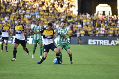 Zagueiro Danilo Boza em dividida durante Criciúma x Juventude, pela 11ª rodada da Série B 2023<!-- NICAID(15452470) -->