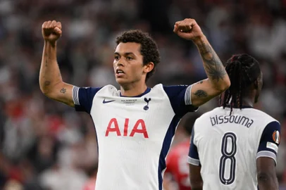 Johnson, marca gol do tottenham