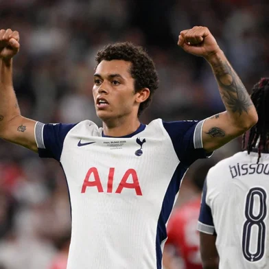 Johnson, marca gol do tottenham