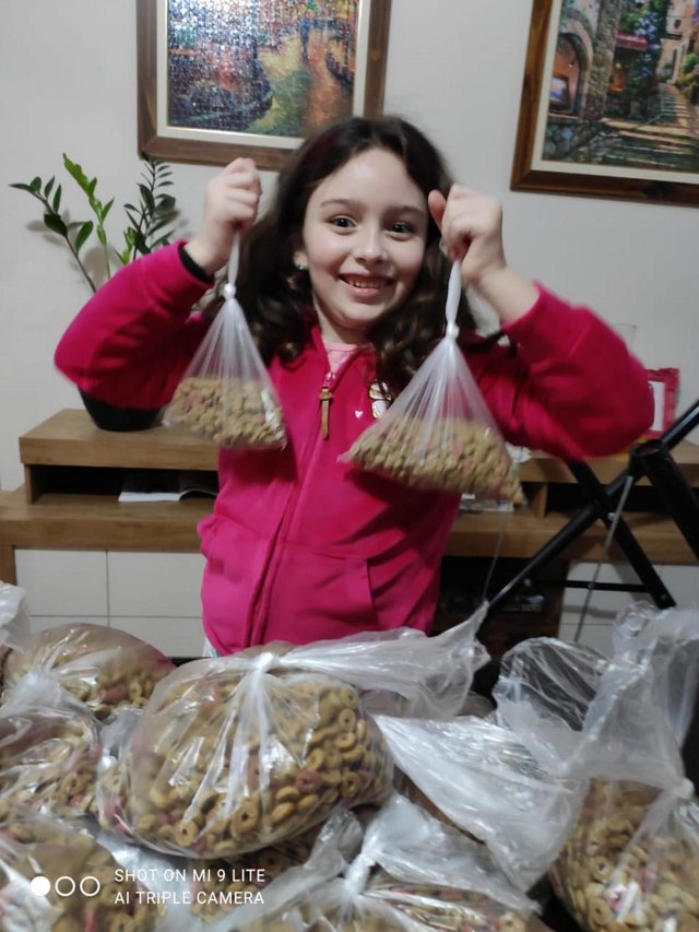 SANTA CRUZ DO SUL, RS - Menina de 7 anos distribui ração a cães de rua e sonha em ter cafeteria com animais para adoção.<!-- NICAID(14827830) -->