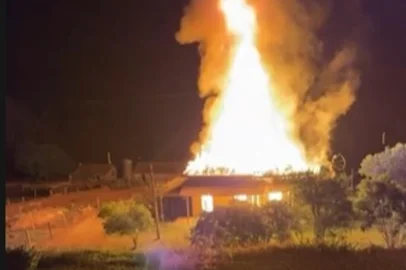Casa é destruída por incêndio no interior de Nova Roma do Sul <!-- NICAID(16245322) -->