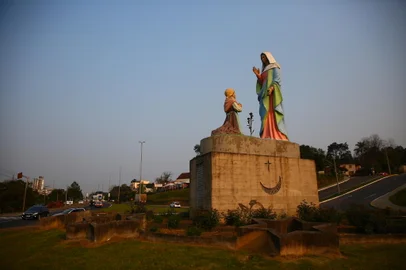 FARROUPILHA, RS, BRASIL, 03/09/2024. Estátua de Nossa Senhora de Caravaggio na rótula do trevo de acesso da Rodovia dos Romeiros com a RS-453, no km 119, em Farroupilha. Previsão de construção de um viaduto, na rodovia, poderá fazer com que o monumento seja removido. Reportagem foi conversar com moradores dos arredores da rótula para saber a opinião deles sobre a mudança. (Porthus Junior/Agência RBS)<!-- NICAID(15857254) -->