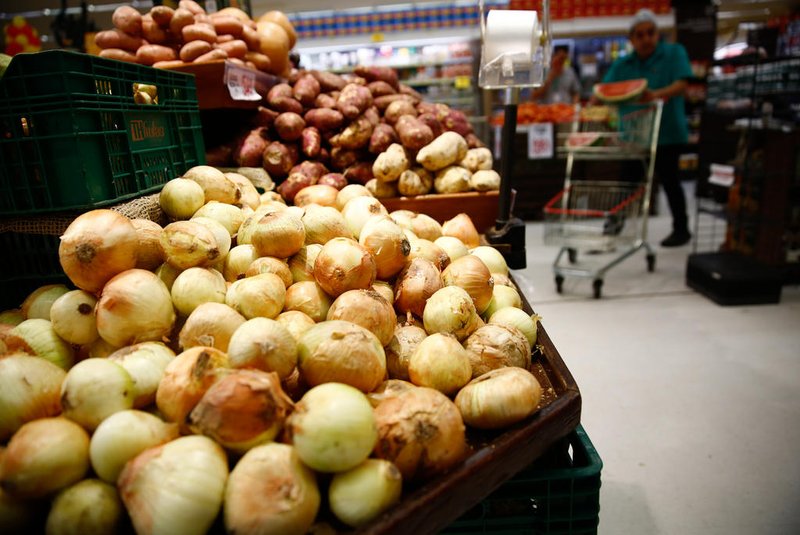 Preço dos produtos de supermercados para alimentação em casa caiu no ano de 2023 na regiao metropolitana.Indexador: Jonathan Hgeckler<!-- NICAID(15602744) -->