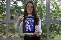 Porto Alegre, RS, Brasil – A soldado Franciele Reichert lança o livro Por trás da farda, que reúne crônicas sobre o cotidiano da Polícia Militar, revelando o lado humano da profissão e as histórias vividas além do uniforme.Indexador: jeff botega<!-- NICAID(16078451) -->