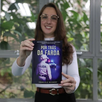 Porto Alegre, RS, Brasil – A soldado Franciele Reichert lança o livro Por trás da farda, que reúne crônicas sobre o cotidiano da Polícia Militar, revelando o lado humano da profissão e as histórias vividas além do uniforme.Indexador: jeff botega<!-- NICAID(16078451) -->