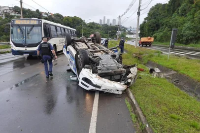 O capotamento de uma viatura da Guarda Municipal no prolongamento da Rua Moreira César, no bairro Pioneiro, zona norte de Caxias do Sul, deixou duas pessoas feridas na tarde desta terça-feira (30). O acidente ocorreu na saída da cidade para Flores da Cunha por volta das 15h45min. Segundo informações da GM, o capotamento foi provocado pela presença de óleo na pista.<!-- NICAID(14746541) -->