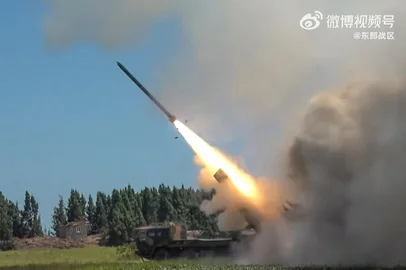 This screen grab from a video by the People's Liberation Army (PLA) Eastern Theater Command on August 4, 2022 made available on the Eurovision Social Newswire (ESN) platform via AFPTV shows a missile being fired during a Chinese military exercise in China on August 4, 2022. - China fired ballistic missiles and deployed fighter jets on August 4 as it held its largest-ever military exercises around Taiwan, a show of force condemned by Washington as a gross overreaction to Nancy Pelosi's visit to the island. (Photo by various sources / AFP) / -----EDITORS NOTE --- RESTRICTED TO EDITORIAL USE - MANDATORY CREDIT "AFP PHOTO / PLA EASTERN THEATER COMMAND/ESN" - NO MARKETING - NO ADVERTISING CAMPAIGNS - DISTRIBUTED AS A SERVICE TO CLIENTSEditoria: POLIndexador: -Secao: defenceFonte: AFPTVFotógrafo: Handout<!-- NICAID(15167651) -->