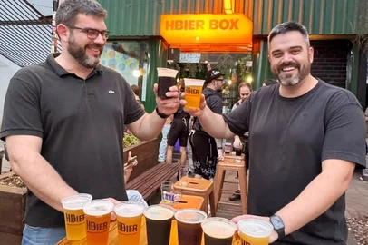 HBier apresenta nove opções de cerveja artesanal sem glúten na 41ª Oktoberfest em Santa Cruz do Sul. Na foto, Augusto e Henrique Dopke apresentam sabores que estarão na Oktoberfest.<!-- NICAID(16381266) -->