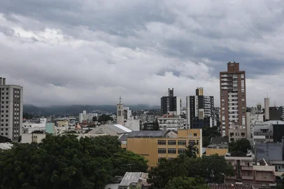 PORTO ALEGRE, RS, BRASIL, 2026-04-07: Clima em Porto Alegre. Estado pode registrar rajadas de vento acima dos 100 km/h na quarta-feira, segundo Inmet. (Foto: André Ávila/Agêncai RBS)Indexador: Andre Avila<!-- NICAID(16260512) -->